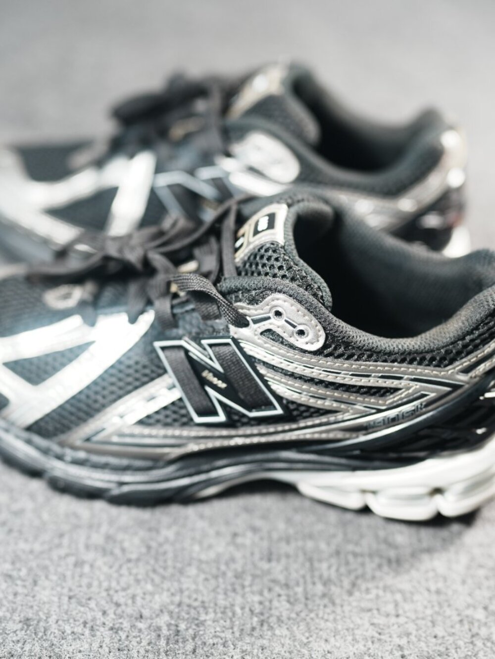 Unisex New Balance 1906R Running Shoe SILVER METALLIC BLACK - Size 5.5 M, 7 W
